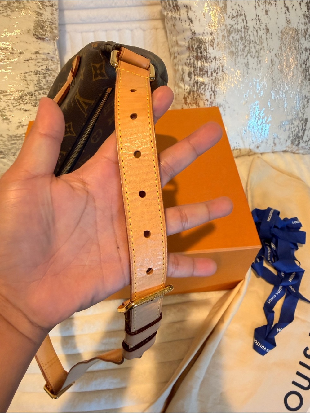 Louis Vuitton Bumbag in Monogram Canvas - Picture 9 of 16